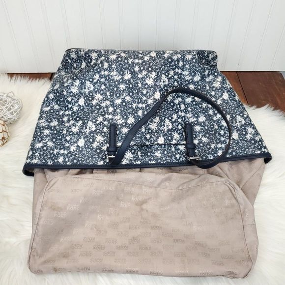 Michael Kors Jet Set Travel Large Carry All Navy Tote with Matching Wallet - Picture 15 of 16